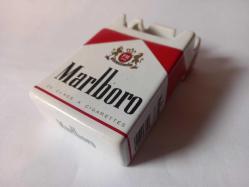 MARLBORO SİGARA PAKETİ GÖRÜNÜMDE SERAMİK KÜLTABLASI...