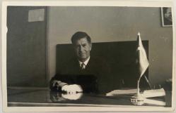 İş yerinde, masa başında oturarak poz veren bir erkek fotoğrafı ,ORİJİNAL SİYAH & BEYAZ, 11 x 8 cm EBADINDA - 1940'LAR, 1950'LER, 1960'LAR ve 1970'LER