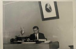 Afyon Başmüdürü İhsan Pekel .İş yerinde, masa başında oturarak poz veren bir erkek fotoğrafı.   ,ORİJİNAL SİYAH & BEYAZ, 11 x 8 cm EBADINDA - 1940'LAR, 1950'LER, 1960'LAR ve 1970'LER