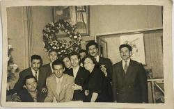 21.05.1956 Maltepe açılış hatırası... Bir davette çelenk önünde poz veren bir grup erkek ve kadın fotoğrafı. ,ORİJİNAL SİYAH & BEYAZ, 11 x 8 cm EBADINDA - 1940'LAR, 1950'LER, 1960'LAR ve 1970'LER