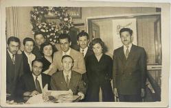 21.05.1956 Maltepe açılış hatırası... Davette çelenk önünde poz veren bir grup kadın-erkek  fotoğrafı ,ORİJİNAL SİYAH & BEYAZ, 11 x 8 cm EBADINDA - 1940'LAR, 1950'LER, 1960'LAR ve 1970'LER