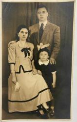 Sandalyede oturup poz veren anne- baba ve kız çocuğu fotoğrafı ,ORİJİNAL SİYAH & BEYAZ, 11 x 8 cm EBADINDA - 1940'LAR, 1950'LER, 1960'LAR ve 1970'LER