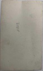 Sandalyede oturup poz veren anne- baba ve kız çocuğu fotoğrafı ,ORİJİNAL SİYAH & BEYAZ, 11 x 8 cm EBADINDA - 1940'LAR, 1950'LER, 1960'LAR ve 1970'LER