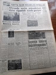 Cumhuriyet Gazetesi - 21 Nisan 1954 - Zeki Müren Tam Sayfa Konser İlanı - Küçük Bir Misal Yazan Nadir Nadi Köşe Yazısı -  Başbakan Adnan Menderes Dün Trabzon'a Gitti - 12 Adalarda Irkdaşlarımıza Baskı Artıyor - Celal Bayar Dün Bursa'da Bir Konuşma Yaptı - Akçadağ Kazası Sular Altında Kaldı - Amerikalı Atom Alimi Profesör Campton'un Dünkü Konferansı - 1954 Sinema Festivali Yazan Aydemir Balkan Yazı Dizisi - Ölümünün 1000. Yıldönümü Münasebetiyle İbni Sina Yazan Ordinaryüs Profesör Kazım İsmail Gürkan - İnce Memed Yazan Yaşar Kemal Yazı Dizisi - Yunanistan'ın Kıbrıs İçin Yapacağı Teşebbüs - Burhan Felek Köşe Yazısı - Üniversite Spor Kulübünün Kongresinde Kavga Çıktı - Büyük Adli Hatalar Bir Rezalet Çeviren Mazhar Kunt Yazı Dizisi - Adıyaman'lı Bir İhtiyar Demokrat Parti Uğruna Kurban Olayım - Yurtta Seçim Mücadelesi İntibaları - Afyon'da Seçim Mücadelesi Siyasi Olgunluk İçinde Geçiyor - Sarayların Aşk İlahesi Desiree Yazan Annemarie Selinko Yazı Dizisi - Beşiktaş Futbol Takımı