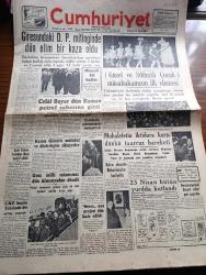 Cumhuriyet Gazetesi - 24 Nisan 1954 - Giresun'da ki Demokrat Parti Mitinginde Dün Elim Bir Kaza Oldu - Celal Bayar Dün Raman Petrol Sahasına Gitti - Eski Yalova Belediye Reisi Rahmi Üstel Tevkif Edildi - Cumhuriyetçi Millet Partisi Bugün Taksim'de Bir Miting Yapacak - Genç Milli Takımımız Dün Almanya'dan Döndü - Güzel Ve Sıhhatli Çocuk Müsabakamızın İlk Elemesi - İstanbul Metrosunun Projesi Dün İhale Edildi - 23 Nisan Bütün Yurtta Kutlandı - İnce Memed Yazan Yaşar Kemal Yazı Dizisi - 1954 Cannes Sinema Festivali Yazan Aydemir Balkan Yazı Dizisi - Darüşşafaka Lisesine Verilecek Yeni Şekil - Burhan Felek Köşe Yazısı - Rus Ajanı Von Papen'i De Öldürmek İstemiş - İngiltere Macaristan Maçına 800.000 Kişi Bilet İstiyor - Ankara'da Kapalı Spor Salonunun Temelleri Atılıyor - Büyük Adli Hatalar Koca Katili Çeviren Mazhar Kunt Yazı Dizisi - Yurtta Seçim Mücadelesi İntibaları - Doğu'da Hitabet Kürsüsüne Kimse Rağbet Etmiyor Yaşar Kemal Yazıyor