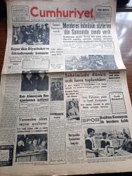 Cumhuriyet Gazetesi - 25 Nisan 1954 - Seslenen Gün Yazan Nadir Nadi Köşe Yazısı - Celal Bayar Dün Diyarbakır ve İskenderun'da Konuştu - İsmet İnönü Samsun'a Vardı - Adnan Menderes İsmet İnönü'nün Sözlerine Dün Samsun'da Cevap Verdi - CHP İktidara Gelirse Kendini Asacak İhtiyar Süleyman Şah - İzmir'deki Çocuk Balosu - Türkiye Pakistan Paktı Ve Suudi Arabistan - Beşiktaş'ın Kasımpaşa İle Berabere Kaldı- Veremden Ölüm Sayısı Azalıyor - İnce Memed Yazan Yaşar Kemal Yazı Dizisi - 1955 Cannes Sinema Festivali Yazan Aydemir Balkan Yazı Dizisi - Ahırkapı Feneri Yazan Hasan Ali Yücel Köşe Yazısı - Galatasaray Bugün Vefa İle Karşılaşıyor - Fransa'da Bir Futbol Skandalı - Büyük Adli Hatalar Koca Katili Çeviren Mazhar Kunt Yazı Dizisi - Doğu'da Seçimi İşine Şeyhlerin Rüyaları Ve Hurafeler Karışıyor Yazan Yaşar Kemal