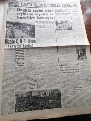 Cumhuriyet Gazetesi - 25 Nisan 1954 - Seslenen Gün Yazan Nadir Nadi Köşe Yazısı - Celal Bayar Dün Diyarbakır ve İskenderun'da Konuştu - İsmet İnönü Samsun'a Vardı - Adnan Menderes İsmet İnönü'nün Sözlerine Dün Samsun'da Cevap Verdi - CHP İktidara Gelirse Kendini Asacak İhtiyar Süleyman Şah - İzmir'deki Çocuk Balosu - Türkiye Pakistan Paktı Ve Suudi Arabistan - Beşiktaş'ın Kasımpaşa İle Berabere Kaldı- Veremden Ölüm Sayısı Azalıyor - İnce Memed Yazan Yaşar Kemal Yazı Dizisi - 1955 Cannes Sinema Festivali Yazan Aydemir Balkan Yazı Dizisi - Ahırkapı Feneri Yazan Hasan Ali Yücel Köşe Yazısı - Galatasaray Bugün Vefa İle Karşılaşıyor - Fransa'da Bir Futbol Skandalı - Büyük Adli Hatalar Koca Katili Çeviren Mazhar Kunt Yazı Dizisi - Doğu'da Seçimi İşine Şeyhlerin Rüyaları Ve Hurafeler Karışıyor Yazan Yaşar Kemal