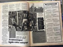 HAYAT SPOR DERGİSİ - 27 NİSAN 1977 - SAYI: 17 - BEŞİKTAŞ'IN 1977 TAM KADROSU POSTERİ, BÜYÜK BOY, 68 x 50 cm EBADINDA - GÖZTEPESPOR 1977 TAKIM KADROSU POSTERİ - KIRKLARELİSPOR 1977 TAKIM KADROSU POSTERİ - VEYSEL SERÇE - MARATONDAKİ GURURUMUZ VELİ BALLI - HALÜK SAN - FENERBAHÇE'Lİ ALPASLAN - HALİT KIVANÇ - RENSENBRICK - TARIK ÇALDIRAN - NEJAT KASAPOĞLU - HATAYSPOR - EROL ÖZGÜÇ - MUSTAFA GÖKER - FAİK BAKOĞLU - AYHAN TEMİZSOY - KEMAL KILIÇ - REŞİT KAYNAK - ZEKERİYA ALP - MEHMET AKPINAR - METE BOZKURT - HAYRİ KOL - TARIK ÇALDIRAN - HAKAN ORTAGÜN - CEM ATABEYOĞLU - SALİH SEZER - CEYLAN BEDRİ (GÜRSOY) - ATİLLA ATASOY - NACİ YALINKILIÇ - LİSELERARASI VOLEYBOL ŞAMPİYONASI 1977 - DEMAL DENİZ TRT SPOR MÜDÜR - AYDIN KÖKER - CEM ATABEYOĞLU - ARKA KAPAK VELİ BALLI - POSTERLİ TAM TAKIM 32 SAYFA SPOR DERGİSİ