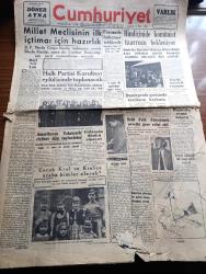 Cumhuriyet Gazetesi - 12 Mayıs 1954 - Said Faik Abasıyanık Evvelki Gece Vefat Etti - Bari Sen Yap Yazan Nadir Nadi Köşe Yazısı - Millet Meclisinin İlk İçtimai İçin Hazırlık - Hindiçinide Komünist Taarruzu Bekleniyor - Fransa'da Hükümet Tehlikede - Amerika'nın Yakın Şark Elçileri Dün Toplandılar - Demirperde Gerisinde Kızılların Korkusu - Bir Amerikan Şirketine Daha Petrol Arama İzni Verildi - Boğazda Asma Köprü - İnce Memed Yazan Yaşar Kemal Yazı Dizisi -  Sovyet Rusya'da Çok Mühim Bir Röportaj Yazan Marshall Mac Duffie Yazı Dizisi - Şehir Hat Vapur Tarifesine Zam Yapılıyor - Macaristan'da Komünist Lider Rakosi'nin Portreleri Bütün Resmi Binalardan Kaldırıldı - Amerika'da McCarthy Aleyhinde Kampanya - Sait Faik Abasıyanık'ın Bir Hikayesi Sivri Ada Geceleri - Büyük Adli Hatalar Eczacı Danval'in Feci Macerası Çeviren Mazhar Kunt Yazı Dizisi -  Tarihte Çapkın Kadınlar 1 Çariçe Katerina Derleyen Hamdi Varoğlu - Sarayların Aşk İlahesi Desiree Yazan Annemarie Selinko Yazı Dizisi