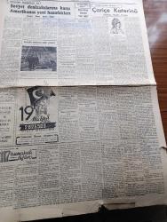 Cumhuriyet Gazetesi - 12 Mayıs 1954 - Said Faik Abasıyanık Evvelki Gece Vefat Etti - Bari Sen Yap Yazan Nadir Nadi Köşe Yazısı - Millet Meclisinin İlk İçtimai İçin Hazırlık - Hindiçinide Komünist Taarruzu Bekleniyor - Fransa'da Hükümet Tehlikede - Amerika'nın Yakın Şark Elçileri Dün Toplandılar - Demirperde Gerisinde Kızılların Korkusu - Bir Amerikan Şirketine Daha Petrol Arama İzni Verildi - Boğazda Asma Köprü - İnce Memed Yazan Yaşar Kemal Yazı Dizisi -  Sovyet Rusya'da Çok Mühim Bir Röportaj Yazan Marshall Mac Duffie Yazı Dizisi - Şehir Hat Vapur Tarifesine Zam Yapılıyor - Macaristan'da Komünist Lider Rakosi'nin Portreleri Bütün Resmi Binalardan Kaldırıldı - Amerika'da McCarthy Aleyhinde Kampanya - Sait Faik Abasıyanık'ın Bir Hikayesi Sivri Ada Geceleri - Büyük Adli Hatalar Eczacı Danval'in Feci Macerası Çeviren Mazhar Kunt Yazı Dizisi -  Tarihte Çapkın Kadınlar 1 Çariçe Katerina Derleyen Hamdi Varoğlu - Sarayların Aşk İlahesi Desiree Yazan Annemarie Selinko Yazı Dizisi