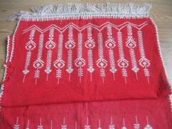 ETAMİN ÜZERİNE KANAVİÇE İŞLEMELİ - BUZDOLABI ÜSTÜ ÖRTÜSÜ - BİR TARAFINDA YIRTIK,DİĞER TARAFINDA RENK SOLMASI VARDIR