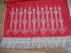 ETAMİN ÜZERİNE KANAVİÇE İŞLEMELİ - BUZDOLABI ÜSTÜ ÖRTÜSÜ - BİR TARAFINDA YIRTIK,DİĞER TARAFINDA RENK SOLMASI VARDIR