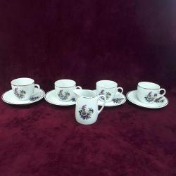 MİLLÎ SARAYLAR YILDIZ PORSELEN KIR ÇİÇEKLERİ RESİMLİ , ALTIN YALDIZ DEKORLU , TABAKLARIYLA BERABER 4 ADET PORSELEN FİNCAN VE SÜTLÜK