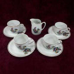 MİLLÎ SARAYLAR YILDIZ PORSELEN KIR ÇİÇEKLERİ RESİMLİ , ALTIN YALDIZ DEKORLU , TABAKLARIYLA BERABER 4 ADET PORSELEN FİNCAN VE SÜTLÜK