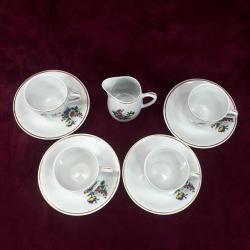 MİLLÎ SARAYLAR YILDIZ PORSELEN KIR ÇİÇEKLERİ RESİMLİ , ALTIN YALDIZ DEKORLU , TABAKLARIYLA BERABER 4 ADET PORSELEN FİNCAN VE SÜTLÜK