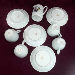 MİLLÎ SARAYLAR YILDIZ PORSELEN KIR ÇİÇEKLERİ RESİMLİ , ALTIN YALDIZ DEKORLU , TABAKLARIYLA BERABER 4 ADET PORSELEN FİNCAN VE SÜTLÜK