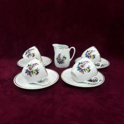 MİLLÎ SARAYLAR YILDIZ PORSELEN KIR ÇİÇEKLERİ RESİMLİ , ALTIN YALDIZ DEKORLU , TABAKLARIYLA BERABER 4 ADET PORSELEN FİNCAN VE SÜTLÜK