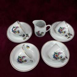 MİLLÎ SARAYLAR YILDIZ PORSELEN KIR ÇİÇEKLERİ RESİMLİ , ALTIN YALDIZ DEKORLU , TABAKLARIYLA BERABER 4 ADET PORSELEN FİNCAN VE SÜTLÜK