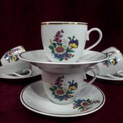 MİLLÎ SARAYLAR YILDIZ PORSELEN KIR ÇİÇEKLERİ RESİMLİ , ALTIN YALDIZ DEKORLU , TABAKLARIYLA BERABER 4 ADET PORSELEN FİNCAN VE SÜTLÜK