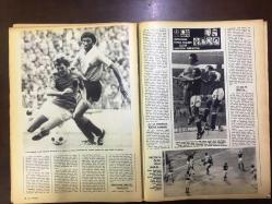 HAYAT SPOR DERGİSİ - 26 HAZİRAN 1974 - SAYI: 17 - BURSASPOR 1974 TAKIM KADROSU POSTERİ - FRANZ BECKENBAUER POSTERİ - ADANADEMİRSPOR 1974 TAKIM KADROSU POSTERİ - 1974 DÜNYA KUPASI'NIN YILDIZI JOHAN CRUYFF - BÜTÜN YÖNLERİ İLE 1974 DÜNYA KUPASI - ALETTİN METİN - GÜNGÖR SAYARI - BALKAN BOKS BİRİNCİLİĞİ - 1974 CUMHURBAŞLANLIĞI BİSİKLET TURU - ADANASPOR'LU FATİH TERİM ''BEŞİKTAŞ'TAN BAŞKA BİR TAKIMDA OYNAMAYACAĞIM'' - ZAGAŞO - TARIK ÖZERENGİN - SABRİ HOCA - TARIK YAMAÇ - CEM ATABEYOĞLU - ÖMER KARADAĞ - ERDOĞAN GÜRHAN - DR. ERTUĞRUL AKINCI - CEMAL GÜRSEL KUPASI - ARKA KAPAK:  ADANADEMİRSPOR POSTERİ - POSTERLİ 32 SAYFA TAM TAKIM SPOR DERGİSİ