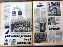 HAYAT SPOR DERGİSİ - 24 NİSAN 1974 - SAYI: 8 - FENERBAHÇE'Lİ YILMAZ ŞEN POSTERİ - ÇORUMSPOR 1974 TAKIM KADROSU POSTERİ - GALATASARAY - HÜNER ŞARMAN - REHA EKEN - DR. TARIK ÖZERENGİN - VOLKAN YİĞİT - BİLGİ TÜTE - MUHARREM ATİK - TÜRKİYE LİSELERARASI KIZ  BASKETBOL ŞAMPİYONASI URLA TAKIMI - BEŞİKTAŞ - MERSİN, ALTAYSPOR'A MAĞLUP - TALAT TOKAT - PERMA-SHARP REKLAMI - ALAETTİN METİN - CEM ATEBEYOĞLU - ÖMER KARADAĞ - JOHANN CRUYFF - ARKA KAPAK, BOLUSPOR' NURİ ARTIŞ - POSTERLİ 32 SAYFA TAM TAKIM DERGİ