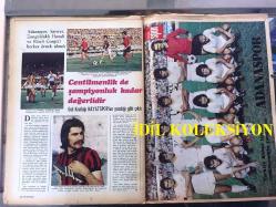 HAYAT SPOR DERGİSİ - 2 TEMMUZ 1975 - SAYI: 27 - CİLT: 4 - ADANASPOR 1975 TAKIM KADROSU POSTERİ - FENERBAHÇE ve DİDİ - FENERBAHÇE FUTBOL OKULU ve BİLİMSEL EĞİTİME YÖNELDİ - ALİ HOŞFİKİRER, ADANA MEKTUBU - VOLKAN YİĞİT, ANKARA MEKTUBU - OKAN YÜKSEL, İZMİR MEKTUBU - KEMAL RIFAT - KUBİLAY GASPIRALI - HİKMET KARABAY - TUNCER ALTINTAŞ - SABRİ HOCA - KAZIM KANAT - GÜVEN KUYUMLU - GALATASARAY'IN 1922'DE KAZANDIĞI BÜYK ZAFER - YUSUF ZİYA BEY - REFİK OSMAN - RAUF HASAĞASI - BIJORN BORG - ARKA KAPAK: FENERBAHÇE'NİN DEV PİYANGO REKLAMI - POSTERLİ 32 SAYFA TAM TAKIM DERGİ