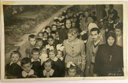 1953.54 dere yolu ilkokula başlangıç.. Siyah-beyaz önlükleriyle poz veren bir grup öğrenci ve öğretmenlerin fotoğrafı  ,ORİJİNAL SİYAH & BEYAZ, 14 x 9cm EBADINDA - 1940'LAR, 1950'LER, 1960'LAR ve 1970'LER