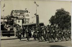 Askeri bir törende elinde tüfeklerle yürüyüş yapan askerlerin  fotoğrafı ,ORİJİNAL SİYAH & BEYAZ, 14 x 9cm EBADINDA - 1940'LAR, 1950'LER, 1960'LAR ve 1970'LER