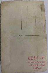 FOTO ÖRNEK HÜSEYİN UÇAR  SİVAS.. Sünnet kıyafetleri giyinen iki erkek çocuğun  fotoğrafı ,ORİJİNAL SİYAH & BEYAZ, 14 x 9cm EBADINDA - 1940'LAR, 1950'LER, 1960'LAR ve 1970'LER