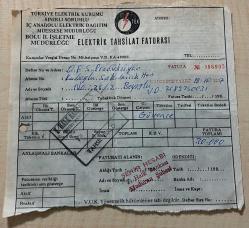 ELEKTRİK  TAHSİLAT FATURASI - 19 EKİM 1987 - TÜRKİYE ELEKTRİK KURUMU BOLU İŞLETME MÜDÜRLÜĞÜ - BOLU - OSMAN FAHİR SEDEN, O.F.S. PRODÜKSİYON - BEYOĞLU, İSTANBUL - ISLAK İMZALI, KAŞELİ - 15 x 16 cm EBATLI ORİJİNAL FATURA - TÜRK SİNEMA - FİLM TARİHİ