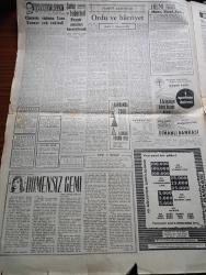 Cumhuriyet Gazetesi - 1 Haziran 1960 - Ağır Başlı Olalım Yazan Nadir Nadi Köşe Yazısı - Huduttan Kaçmak İsteyen 11 Mebus Yakalandı - Orgeneral Cemal Gürsel'in Dün Akşamki Basın Toplantısı - Sabık Liderler Seçimden Önce Muhakeme Edilecek - Milli Birlik Komitesi 27 Mayısı Anlatıyor - Yassıada'ya Sevkedilen Yüzelli Kişinin Tam Listesi Açıklandı - Divanı Ali Kuruluyor - Samet Ağaoğlunun Da Hudutta Ele Geçirdiği Rivayetlerin Bildiriliyor - İstanbul'da Sokağa Çıkma Yasağı 2 Saat Kısaltıldı - Korkunç Bir İstibdat İdaresi Tesisi İçin Ne Gibi Tedbirler İstenmişti - Dümensiz Gemi Yazan Rikkat Köknar Yazı Dizisi - Yıldızları Mahallesinde Komiserdim Beverly Hills Yazan Clinton Anderson Yazı Dizisi - Doktor Jivago Yazarı Boris Pasternak Öldü - Resimli Roman Başkasının Günahı Çizen Yves Sayol - Koruyucu Melekler Aşkın Gözleri Çizgi Roman - Hükümet Dün İzin Verdi İskoçya Milli Maçı Oynanıyor - Milli Güreş Takımı Gitti - Profesör Nimbüs'ün Maceraları - Dün Koyamadığımız  Yazı Ve Resimler Hürriyet