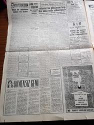 Cumhuriyet Gazetesi - 3 Haziran 1960 - İbret Dersi Yazan Nadir Nadi Köşe Yazısı - Fuzuli Yatırımlardan Vazgeçilmeye Başlandı - Soma Termik Santralının Faaliyeti Dün Sabah Durduruldu - İçişleri Bakanı Muharrem Kızıloğlu Artık Silahımız Basındır Dedi - Bütün Yurtta Hürriyet Bayramı Devam Ediyor - Adnan Menderes Uçakla Yurtdışına Firara Teşebbüs Etmiş - Sabık Devlet Adamlarına Artık Maaş Ödenmeyecek - İzmir Barosu Mesulleri Savunmayacak - Dümensiz Gemi Yazan Rikkat Köknar Yazı Dizisi - Yıldızlar Mahallesinde Komiserdim Beverly Hills Yazan Clinton Anderson Yazı Dizisi - İnkılap Şehitleri Anıtkabir'e Defnedilecekler - Burhan Felek Köşe Yazısı - İtalya'nın Solcu Sosyalist Partisi Lideri Pietro Nenni Aşırı Solcuları Mağlup Etti - Resimli Roman Başkasının Günahı Çizen Yves Sayol - Adını Kaybeden Adamın Çeviren Hatice Vildan - Koruyucu Melekler Aşkın Gözleri Çizgi Roman - Bay Oscar Karikatür - 2. Gün Terfi Ve Tenzil Maçları PTT Eyüp Ve Altınordu Galip -  Ali İhsan Kalmaz Hatıra Defteri