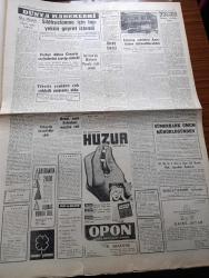 Cumhuriyet Gazetesi - 3 Haziran 1960 - İbret Dersi Yazan Nadir Nadi Köşe Yazısı - Fuzuli Yatırımlardan Vazgeçilmeye Başlandı - Soma Termik Santralının Faaliyeti Dün Sabah Durduruldu - İçişleri Bakanı Muharrem Kızıloğlu Artık Silahımız Basındır Dedi - Bütün Yurtta Hürriyet Bayramı Devam Ediyor - Adnan Menderes Uçakla Yurtdışına Firara Teşebbüs Etmiş - Sabık Devlet Adamlarına Artık Maaş Ödenmeyecek - İzmir Barosu Mesulleri Savunmayacak - Dümensiz Gemi Yazan Rikkat Köknar Yazı Dizisi - Yıldızlar Mahallesinde Komiserdim Beverly Hills Yazan Clinton Anderson Yazı Dizisi - İnkılap Şehitleri Anıtkabir'e Defnedilecekler - Burhan Felek Köşe Yazısı - İtalya'nın Solcu Sosyalist Partisi Lideri Pietro Nenni Aşırı Solcuları Mağlup Etti - Resimli Roman Başkasının Günahı Çizen Yves Sayol - Adını Kaybeden Adamın Çeviren Hatice Vildan - Koruyucu Melekler Aşkın Gözleri Çizgi Roman - Bay Oscar Karikatür - 2. Gün Terfi Ve Tenzil Maçları PTT Eyüp Ve Altınordu Galip -  Ali İhsan Kalmaz Hatıra Defteri