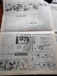 Cumhuriyet Gazetesi - 3 Haziran 1960 - İbret Dersi Yazan Nadir Nadi Köşe Yazısı - Fuzuli Yatırımlardan Vazgeçilmeye Başlandı - Soma Termik Santralının Faaliyeti Dün Sabah Durduruldu - İçişleri Bakanı Muharrem Kızıloğlu Artık Silahımız Basındır Dedi - Bütün Yurtta Hürriyet Bayramı Devam Ediyor - Adnan Menderes Uçakla Yurtdışına Firara Teşebbüs Etmiş - Sabık Devlet Adamlarına Artık Maaş Ödenmeyecek - İzmir Barosu Mesulleri Savunmayacak - Dümensiz Gemi Yazan Rikkat Köknar Yazı Dizisi - Yıldızlar Mahallesinde Komiserdim Beverly Hills Yazan Clinton Anderson Yazı Dizisi - İnkılap Şehitleri Anıtkabir'e Defnedilecekler - Burhan Felek Köşe Yazısı - İtalya'nın Solcu Sosyalist Partisi Lideri Pietro Nenni Aşırı Solcuları Mağlup Etti - Resimli Roman Başkasının Günahı Çizen Yves Sayol - Adını Kaybeden Adamın Çeviren Hatice Vildan - Koruyucu Melekler Aşkın Gözleri Çizgi Roman - Bay Oscar Karikatür - 2. Gün Terfi Ve Tenzil Maçları PTT Eyüp Ve Altınordu Galip -  Ali İhsan Kalmaz Hatıra Defteri