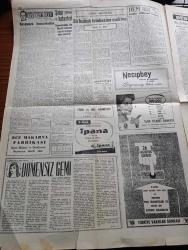 Cumhuriyet Gazetesi - 4 Haziran 1960 - Seçim Sistemi Nispi Usule Çevriliyor - İlk Hedef Seçim Olmalıdır Yazan Nadir Nadi Köşe Yazısı - Cemal Gürsel'in Amerikan Basınına Beyanatı - Şehit Cesetleri Kıyılıp Hayvan Yemi Mi Yapıldı - Et Ve Balık Kurumunda Hayvan Yemi Nasıl Yapılır - İsmet İnönü İle Osman Bölükbaşı Görüştüler - İstanbul Teknik Üniversite Rektörü Profesör Doktor Fikret Narter'in Basın Toplantısı - Adnan Menderes'in Kasalarında Arama - Yassıada'ya Götürülen Sabıklar Karaborsadan İlaç Temini İstiyorlar - Yıldızlar Mahallesinde Komiserdim Beverly Hills Yazan Clinton Anderson Yazı Dizisi - Dümensiz Gemi Yazan Rikkat Köknar Yazı Dizisi - Nikita Hrutçev Rusya'nın Yeni Silahsızlanma Planını Açıkladı - Resimli Roman Başkasının Günahı Çizen Yves Sayol - Adını Kaybeden Adam Çeviren Hatice Vildan - Balkan Güreşlerinden Milli Takımımız Çekildi - Ankara'da Polis Kurşunu İle Delik Deşik Olan Fakülte Duvarları - Demokrat Parti'nin Üniversiteye Siyaset Sokan Adamı Samet Güldoğan