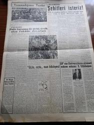 Cumhuriyet Gazetesi - 4 Haziran 1960 - Seçim Sistemi Nispi Usule Çevriliyor - İlk Hedef Seçim Olmalıdır Yazan Nadir Nadi Köşe Yazısı - Cemal Gürsel'in Amerikan Basınına Beyanatı - Şehit Cesetleri Kıyılıp Hayvan Yemi Mi Yapıldı - Et Ve Balık Kurumunda Hayvan Yemi Nasıl Yapılır - İsmet İnönü İle Osman Bölükbaşı Görüştüler - İstanbul Teknik Üniversite Rektörü Profesör Doktor Fikret Narter'in Basın Toplantısı - Adnan Menderes'in Kasalarında Arama - Yassıada'ya Götürülen Sabıklar Karaborsadan İlaç Temini İstiyorlar - Yıldızlar Mahallesinde Komiserdim Beverly Hills Yazan Clinton Anderson Yazı Dizisi - Dümensiz Gemi Yazan Rikkat Köknar Yazı Dizisi - Nikita Hrutçev Rusya'nın Yeni Silahsızlanma Planını Açıkladı - Resimli Roman Başkasının Günahı Çizen Yves Sayol - Adını Kaybeden Adam Çeviren Hatice Vildan - Balkan Güreşlerinden Milli Takımımız Çekildi - Ankara'da Polis Kurşunu İle Delik Deşik Olan Fakülte Duvarları - Demokrat Parti'nin Üniversiteye Siyaset Sokan Adamı Samet Güldoğan