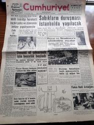 Cumhuriyet Gazetesi - 15 Haziran 1960 - Polis Ve Politika Yazan Nadir Nadi Köşe Yazısı - Milli Birlik Komitesinin Dünkü Tebliği Milli İnkılap Hareketi Hiçbir Şahıs Ve Zümrenin Lehine Yapılmamıştır- Sabıkların Duruşması İstanbulda Yapılacak - Celal Bayar Ve Adnan Menderes'e Gönderilen Eşyalar - Üsküdar Vapuru Faciası İle İlgili Bir İddia - Devlet Ve Hükümet Başkanı Orgeneral Cemal Gürsel - Umumi Af Çıkarmak İçin Hazırlık Başladı - Demokrat Parti İçin Nasıl Para Toplandı -  Yıldızlar Mahallesinde Komiserdim Beverly Hills Yazan Clinton Anderson Yazı Dizisi - Niçin Atatürk Hasan Ali Yücel Köşe Yazısı - Dümensiz Gemi Yazan Rikkat Köknar Yazı Dizisi - Tito Tarafsız Devletleri Sulhü Kurtarmaya Çağırdı - Afrika Devletleri Konferansı Açıldı - At Vebası Hastalığı Irak'tan Güney Doğu İllerimizden Sirayet Etti - Madagaskar 25 Haziran'da Bağımsızlığa Kavuşacak - Zeka Testlerinin Zararlı Olduğu Anlaşıldı -Başkasının Günahı Çizen Yves Sayol -  Beden Terbiyesi Umum Müdürü Hüsamettin Güreli