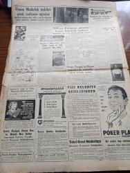 Cumhuriyet Gazetesi - 24 Haziran 1960 - İkisi Arasında Koca Bir Gam Var Yazan Nadir Nadi Köşe Yazısı - Devlet Başkanı Cemal Gürsel Gazete Sahip Ve Başyazarları İle Bir Toplantı Yaptı - Bakanların Kurulunun Aldığı Mühim Bir Karar - Partilerin Ocak Ve Bucak Teşkilatı Kaldırılacak - Bütün Yurtta Polis İle Millet Elele Verdi - Topkapıda İsmet İnönü Paşaya Karşı Suikast Teşebbüsünü Önleyen Binbaşı Kenan Bayraktarın İfşaatı - Kayıp Talebelerle İlgili Yeni Bir Açıklama - Yurt Dışındaki Türkler De Hazineye Yardıma Koşuyor - Yıldızlar Mahallesinde Komiserdim Beverly Hills Yazan Clinton Anderson Yazı Dizisi - Dümensiz Gemi Yazan Rikkat Köknar Yazı Dizisi - Japon Başbakanı Kişi Nihayet İstifasını Verdi - Japonya'da Komünistler Dövüştü- Fidel Castro Aleyhtarı Bir Cephe Kuruldu - Resimli Roman Başkasının Günahı Çizen Yves Sayol - 1960 Plaj Modası - Koruyucu Melekler Aşkın Gözleri Çizgi Roman - Şampiyon Beşiktaş Yazan Haluk San Yazı Dizisi - 598. Kırkpınar Güreşleri Bugün Edirne'de Başlıyor