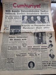 Cumhuriyet Gazetesi - 2 Kasım 1960 - Nadir Nadi Köşe Yazısı - Milli Komite Üniversitelerden Tasfiye Edilecek Üyeleri Senatolara Bıraktı - Fuat Köprülü Ve Haçopulos Dün Adnan Menderes'i İtham Ettiler - Ankara Üniversitesi Dün Törensiz Açıldı - Yassıada İntibaları Yazan Cevat Fehmi Başkut ve Yaşar Kemal - Ali Ulvi'nin Fırçası İle Haçopulos - Hizmetçi Linda Naciye Aydan Ve Hemşire Fatma Dünkü Duruşmada Şahitlik Ederken - Ortadoğu Teknik Üniversite Rektörü Turhan Feyzioğlu'nun İstifası Kabul Edilmedi -  - Sabah Şarkısı Yazan Taylor Caldwell Yazı Dizisi - Batı Almanya Başbakanı Adenauer NATO Günün İhtiyaçlarında Cevap Verecek Hale Getirilmelidir Dedi - Kraliçe Elizabeth Parlamentoda Konuştu - Bay Oscar Karikatür -Resimli Roman Başkasının Günahı Çizen Yves Sayol Yazı Dizisi - 55 Milli Takımın Katıldığı 1962 Dünya Kupası Maçları Ne Durumda - Basketbolda Fenerbahçe Galatasaray Bu Hafta Oynayacak - Radyoda Spor Spikerleri - Puppo Sandro Muvakkat Antrenör - Willy Meisl İle Bir Konuşma