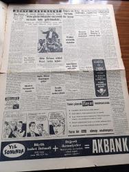 Cumhuriyet Gazetesi - 2 Kasım 1960 - Nadir Nadi Köşe Yazısı - Milli Komite Üniversitelerden Tasfiye Edilecek Üyeleri Senatolara Bıraktı - Fuat Köprülü Ve Haçopulos Dün Adnan Menderes'i İtham Ettiler - Ankara Üniversitesi Dün Törensiz Açıldı - Yassıada İntibaları Yazan Cevat Fehmi Başkut ve Yaşar Kemal - Ali Ulvi'nin Fırçası İle Haçopulos - Hizmetçi Linda Naciye Aydan Ve Hemşire Fatma Dünkü Duruşmada Şahitlik Ederken - Ortadoğu Teknik Üniversite Rektörü Turhan Feyzioğlu'nun İstifası Kabul Edilmedi -  - Sabah Şarkısı Yazan Taylor Caldwell Yazı Dizisi - Batı Almanya Başbakanı Adenauer NATO Günün İhtiyaçlarında Cevap Verecek Hale Getirilmelidir Dedi - Kraliçe Elizabeth Parlamentoda Konuştu - Bay Oscar Karikatür -Resimli Roman Başkasının Günahı Çizen Yves Sayol Yazı Dizisi - 55 Milli Takımın Katıldığı 1962 Dünya Kupası Maçları Ne Durumda - Basketbolda Fenerbahçe Galatasaray Bu Hafta Oynayacak - Radyoda Spor Spikerleri - Puppo Sandro Muvakkat Antrenör - Willy Meisl İle Bir Konuşma