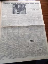 Cumhuriyet Gazetesi - 5 Kasım 1960 - Hasan Polatkan'ın Yolsuzluk Davasına Dün Sabah Başlandı - Hasan Polatkan Ve Vinileks Şirketi Ortakları Bütün İddiaları Reddettiler - Vinileks Yolsuzluğu Sanıkları Yassıada'daki Dünkü Duruşma Sırasında Sanık Mahallinde Fotoğraf - Yassıada İntibaları Yazan Yaşar Kemal - Yassıada'yı İdare Edenler Yassıada Kumandanı Yarbay Tarık Güryay - Türkiye Nike Füze Taburu Amerika'da Başarılı Atışlar Yaptı Ve Döndü - Rusya'da Hükümet Darbesi Söylentileri -  - Amerikan Seçimlerini Kim Kazanacak - Fransız Müslüman Mebusların Teklifi De Gaulle Derhal Cezayir İle Müzakerelere Girişmelidir - At Yarışlarını Belediyeler Tertip Edecek - Milli Birlik Üyesi Kurmay Albay Alparslan Türkeş Bir Konferans Verdi  - Ankara Hastanesi Milli Savunmaya Devredildi - Şehir Tiyatrosu Kral Lear Oyunu - Yelkende Büyük Temaslar Yunan Veliahtı Constantin Geliyor - Her Şeye Rağmen Dev Basketbol Maçı Fenerbahçe Galatasaray - Şeref Görkey Beşiktaş'a Menajer Oldu - Williams Traş Kremi -Auer Soba