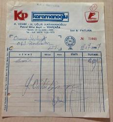 BENZİN FATURASI - 28 TEMMUZ 1987 - KARAMANOĞLU - A.VEHBİ-H.UĞUR KARAMANOĞLU - PETROL OFİSİ BAYİİ - BURSA - OSMAN FAHİR SEDEN, O.F.S. PRODÜKSİYON - BEYOĞLU, İSTANBUL - ISLAK İMZALI, KAŞELİ - 18 x 20 cm EBATLI ORİJİNAL FATURA - TÜRK SİNEMA - FİLM TARİHİ