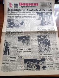 Bayram Gazetesi - 8 Haziran 1960 - Eski İktidarın 16 Valisi Tevkif Edildi - Dün Orgeneral Cemal Gürsel'le Görüşen Diğer Sivil Valiler Bugün Vazifeye Başlıyorlar - Basın Yayın Ve Turizm Vekili Zühtü Tarhan - Bugün İstanbul'da İki Büyük Miting Yapılacak - Ankara'da Ordu Ve Gençlik Günü Tertiplendi - Devlet Vekili Şefik İnan Dün İktisadi Tedbirleri Etraflıca Anlattı - 190 Kişi Daha Yassıada'ya Sevkedildi. Celal Bayar Adnan Menderes ve Refik Koraltan Ve Komisyon Üyeleri Harp Okulunda - Türkiye Milli Talebe Federasyonuna Dün Talebeler El Koydu - Prizli Telefon Kullananlar Yılda 24 Lira Ödeyecekler - Burhan Felek Köşe Yazısı - Florya Evleri Belediye Memurlarına Verilecek - Yabancı Basın Türkiye'deki Harekatı Takdirle Karşılıyor - Adnan Menderes Her Münakaşanın Sonunda Kendisine Hak Verilmesini İstiyordu Yazan Sadun Tanju - Çanakkale Şehitleri Abidesi Tamamlandı - Türkiye İskoçya Karşı Karşıya - Devlet Reisi Cemal Gürsel Milli Takıma Başarılar Diledi