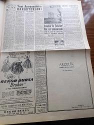 Bayram Gazetesi - 8 Haziran 1960 - Eski İktidarın 16 Valisi Tevkif Edildi - Dün Orgeneral Cemal Gürsel'le Görüşen Diğer Sivil Valiler Bugün Vazifeye Başlıyorlar - Basın Yayın Ve Turizm Vekili Zühtü Tarhan - Bugün İstanbul'da İki Büyük Miting Yapılacak - Ankara'da Ordu Ve Gençlik Günü Tertiplendi - Devlet Vekili Şefik İnan Dün İktisadi Tedbirleri Etraflıca Anlattı - 190 Kişi Daha Yassıada'ya Sevkedildi. Celal Bayar Adnan Menderes ve Refik Koraltan Ve Komisyon Üyeleri Harp Okulunda - Türkiye Milli Talebe Federasyonuna Dün Talebeler El Koydu - Prizli Telefon Kullananlar Yılda 24 Lira Ödeyecekler - Burhan Felek Köşe Yazısı - Florya Evleri Belediye Memurlarına Verilecek - Yabancı Basın Türkiye'deki Harekatı Takdirle Karşılıyor - Adnan Menderes Her Münakaşanın Sonunda Kendisine Hak Verilmesini İstiyordu Yazan Sadun Tanju - Çanakkale Şehitleri Abidesi Tamamlandı - Türkiye İskoçya Karşı Karşıya - Devlet Reisi Cemal Gürsel Milli Takıma Başarılar Diledi