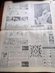 Bayram Gazetesi - 8 Haziran 1960 - Eski İktidarın 16 Valisi Tevkif Edildi - Dün Orgeneral Cemal Gürsel'le Görüşen Diğer Sivil Valiler Bugün Vazifeye Başlıyorlar - Basın Yayın Ve Turizm Vekili Zühtü Tarhan - Bugün İstanbul'da İki Büyük Miting Yapılacak - Ankara'da Ordu Ve Gençlik Günü Tertiplendi - Devlet Vekili Şefik İnan Dün İktisadi Tedbirleri Etraflıca Anlattı - 190 Kişi Daha Yassıada'ya Sevkedildi. Celal Bayar Adnan Menderes ve Refik Koraltan Ve Komisyon Üyeleri Harp Okulunda - Türkiye Milli Talebe Federasyonuna Dün Talebeler El Koydu - Prizli Telefon Kullananlar Yılda 24 Lira Ödeyecekler - Burhan Felek Köşe Yazısı - Florya Evleri Belediye Memurlarına Verilecek - Yabancı Basın Türkiye'deki Harekatı Takdirle Karşılıyor - Adnan Menderes Her Münakaşanın Sonunda Kendisine Hak Verilmesini İstiyordu Yazan Sadun Tanju - Çanakkale Şehitleri Abidesi Tamamlandı - Türkiye İskoçya Karşı Karşıya - Devlet Reisi Cemal Gürsel Milli Takıma Başarılar Diledi