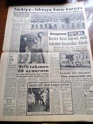 Bayram Gazetesi - 8 Haziran 1960 - Eski İktidarın 16 Valisi Tevkif Edildi - Dün Orgeneral Cemal Gürsel'le Görüşen Diğer Sivil Valiler Bugün Vazifeye Başlıyorlar - Basın Yayın Ve Turizm Vekili Zühtü Tarhan - Bugün İstanbul'da İki Büyük Miting Yapılacak - Ankara'da Ordu Ve Gençlik Günü Tertiplendi - Devlet Vekili Şefik İnan Dün İktisadi Tedbirleri Etraflıca Anlattı - 190 Kişi Daha Yassıada'ya Sevkedildi. Celal Bayar Adnan Menderes ve Refik Koraltan Ve Komisyon Üyeleri Harp Okulunda - Türkiye Milli Talebe Federasyonuna Dün Talebeler El Koydu - Prizli Telefon Kullananlar Yılda 24 Lira Ödeyecekler - Burhan Felek Köşe Yazısı - Florya Evleri Belediye Memurlarına Verilecek - Yabancı Basın Türkiye'deki Harekatı Takdirle Karşılıyor - Adnan Menderes Her Münakaşanın Sonunda Kendisine Hak Verilmesini İstiyordu Yazan Sadun Tanju - Çanakkale Şehitleri Abidesi Tamamlandı - Türkiye İskoçya Karşı Karşıya - Devlet Reisi Cemal Gürsel Milli Takıma Başarılar Diledi