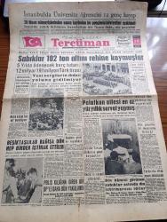 Tercüman Gazetesi - 18 Haziran 1960 - İstanbul'da Üniversite Öğrencisi 12 Genç Kayıp - Maliye Vekili Ekrem Alican Beklenen Mühim Konuşmasını Dün Radyoda Yaptı - Sabıklar 102 Ton Altını Rehine Koymuşlar - Ankara Muhteşem Bir Miting Yapılacak - Toptaşı Cezaevindeki Mahkumlar Af Çıkarılsın Diye Teşebbüse Geçmişlerdir - Musevi Cemaati Başkanı Boynunda Taşıdığı Som Altından Dini Sembolü Valiyi Ziyaret Ederek Hazineye Hibe Etti - Hasan Polatkan'ın Ailesi En Az Yüzyıllık Servet Yapmış - İntihar Eden Sabık Dahiliye Vekili Namık Gedik'in Cesedi Gömüldü - Polisin Kılığına Giren Bir Demokrat Partili Daha Yakalandı - Yeni Demokrasinin Eşiğinde 15 Yazan Haldun Taner köşe Yazısı - Keloğlan Çizen Carl Anderson - Salep İzzet Çizen Eflatun Nuri - Karpatlar Bakiresi Yazan Çizen Şahap Ayhan - Bütün Dünya Gazeteleri Fatin Rüştü Zorlu İle Apaçık Alay Ediyorlardı - Dünya Nüfusu 1000 Kişi Olsaydı - Portofino Aşıkları Yazan Louis Walter Yazı Dizisi - Yeni Beden Terbiyesi Umum Müdürü Hüsamettin Gürel