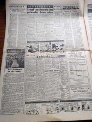 Tercüman Gazetesi - 18 Haziran 1960 - İstanbul'da Üniversite Öğrencisi 12 Genç Kayıp - Maliye Vekili Ekrem Alican Beklenen Mühim Konuşmasını Dün Radyoda Yaptı - Sabıklar 102 Ton Altını Rehine Koymuşlar - Ankara Muhteşem Bir Miting Yapılacak - Toptaşı Cezaevindeki Mahkumlar Af Çıkarılsın Diye Teşebbüse Geçmişlerdir - Musevi Cemaati Başkanı Boynunda Taşıdığı Som Altından Dini Sembolü Valiyi Ziyaret Ederek Hazineye Hibe Etti - Hasan Polatkan'ın Ailesi En Az Yüzyıllık Servet Yapmış - İntihar Eden Sabık Dahiliye Vekili Namık Gedik'in Cesedi Gömüldü - Polisin Kılığına Giren Bir Demokrat Partili Daha Yakalandı - Yeni Demokrasinin Eşiğinde 15 Yazan Haldun Taner köşe Yazısı - Keloğlan Çizen Carl Anderson - Salep İzzet Çizen Eflatun Nuri - Karpatlar Bakiresi Yazan Çizen Şahap Ayhan - Bütün Dünya Gazeteleri Fatin Rüştü Zorlu İle Apaçık Alay Ediyorlardı - Dünya Nüfusu 1000 Kişi Olsaydı - Portofino Aşıkları Yazan Louis Walter Yazı Dizisi - Yeni Beden Terbiyesi Umum Müdürü Hüsamettin Gürel