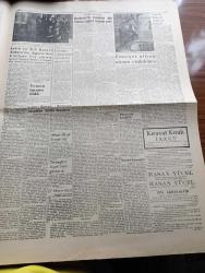 Ulus Gazetesi - 3 Haziran 1960 - 27 Mayıs Dersi Yazan Yakup Kadri Karaosmanoğlu Köşe Yazısı - 75 Milyon Liralık Suistimal İçyüzü - Hürriyet Şehitleri İçin Anıt Rektör Sıddık Sami Onar Bu Konuda Dün Bir Demeç Verdi - İçişleri Bakanı Tümgeneral Muharrem İhsan Kızıloğlu Bulunan Cesetler Bildirilecektir - Kabine Bugün Anıtkabir'i Ziyaret Edecek - Emniyet Altına Alınan Sabıklar - Burhanettin Uluç Paşa 27 Mayısı Anlattı - Yeni Devrin Kültür Ocakları Yazan Bülent Ecevit - Samet Ağaoğlu Nasıl Yakalandı - Billur Köşk Yazan Elizabeth Caddell Yazı Dizisi - Polonya'da Yeniden Ayaklanmalar Oldu - Dış Politika Yazan Ahmet Şükrü Esmer - Kıbrıs Meselesi Avam Kamarasında - Orduya Şükran Orgeneral Cemal Gürsel'e Telgraflar Devam Ediyor - Dünya Basını Milli İnkılabımızı Övüyor - Eyüp Demirspor'u İlk Devrede Yendi - PTT Hacettepe'yi De 3 0 Mağlup Etti - Davis Kupasını Asya Grubu Finali - Havagücü Kıbrıs'a Gidiyor - Muştalı Bayrak Koşusu - Altınordu 2 Adalet 1