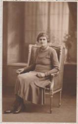 YÜZYILBAŞI DÖNEM SANDALYE DE OTURAN KADIN GÖRSELLİ MAX ORAN SOĞUK FOTOĞRAFÇI DAMGALI SİYAH BEYAZ FOTOĞRAF